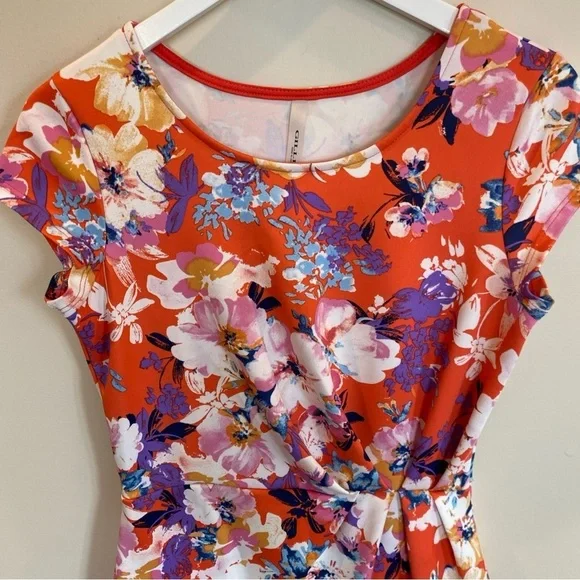 Gilli Red Floral Dress Medium wedding attire stretch fitted - Picture 2 of 5
